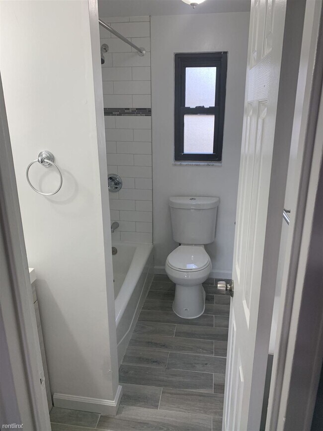 Foto del edificio - 2 br, 1 bath  - 389 Church St Apt A