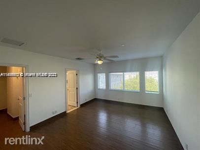 Foto del edificio - 3 br, 3.5 bath House - 605 NE 28th St Unit 3