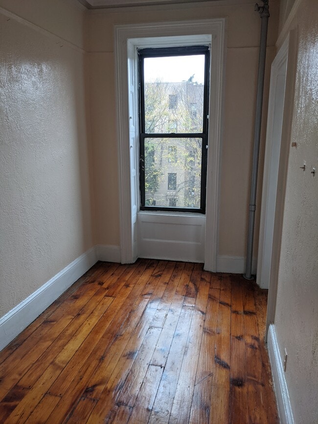 Half bedroom/Office - 249 Washington Ave