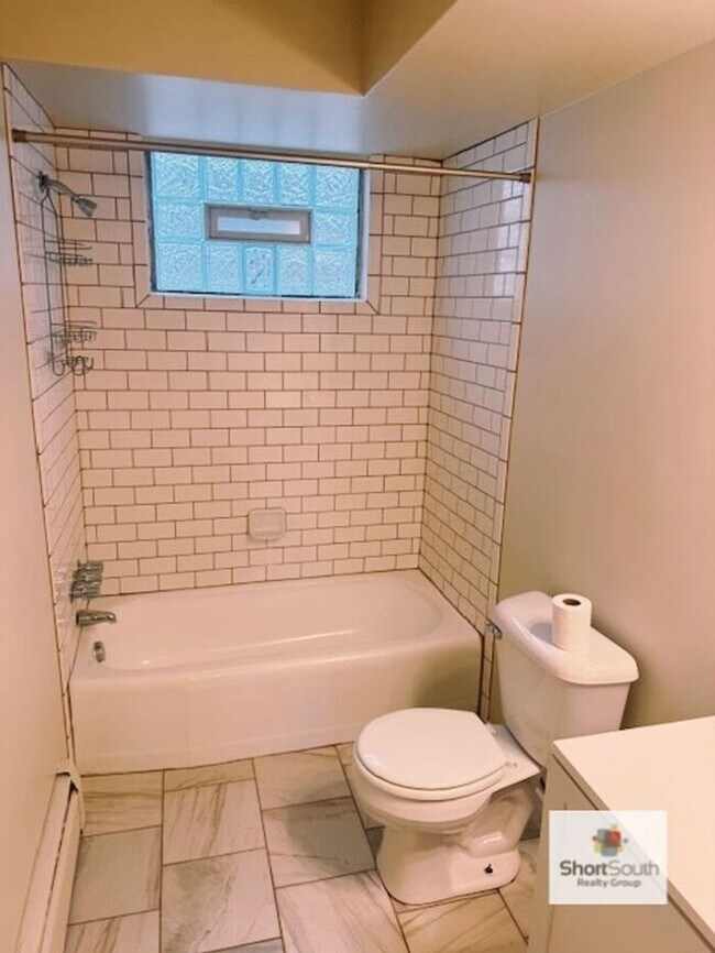 Foto del edificio - Updated 2 bed 1 bath lower apartment in Wyoming