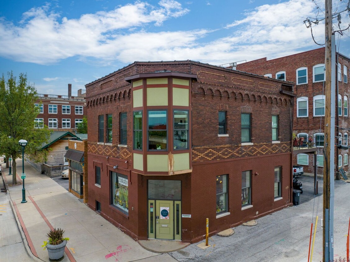 Primary Photo - Awesome Downtown Moline Apartment Close to...