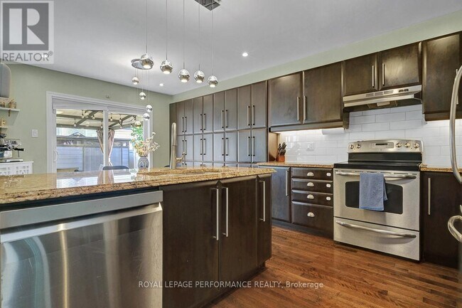 Building Photo - 417 Meadowhawk Crescent