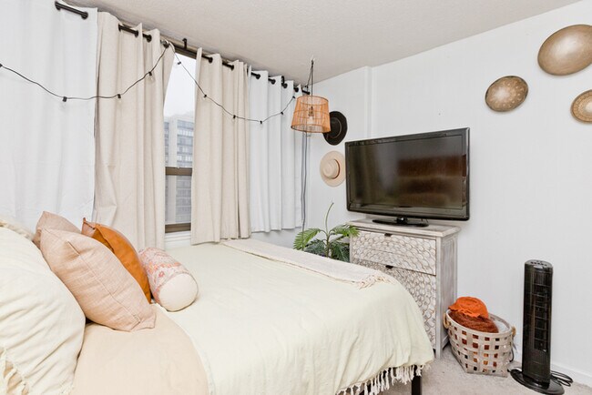 Foto del edificio - 2740 N Pine Grove Ave