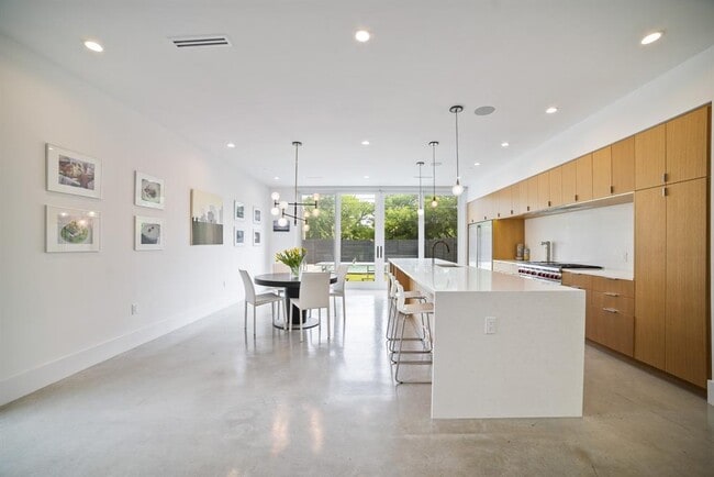 Building Photo - 2003 Melridge Pl