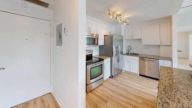 Building Photo - 2451 Brickell Ave