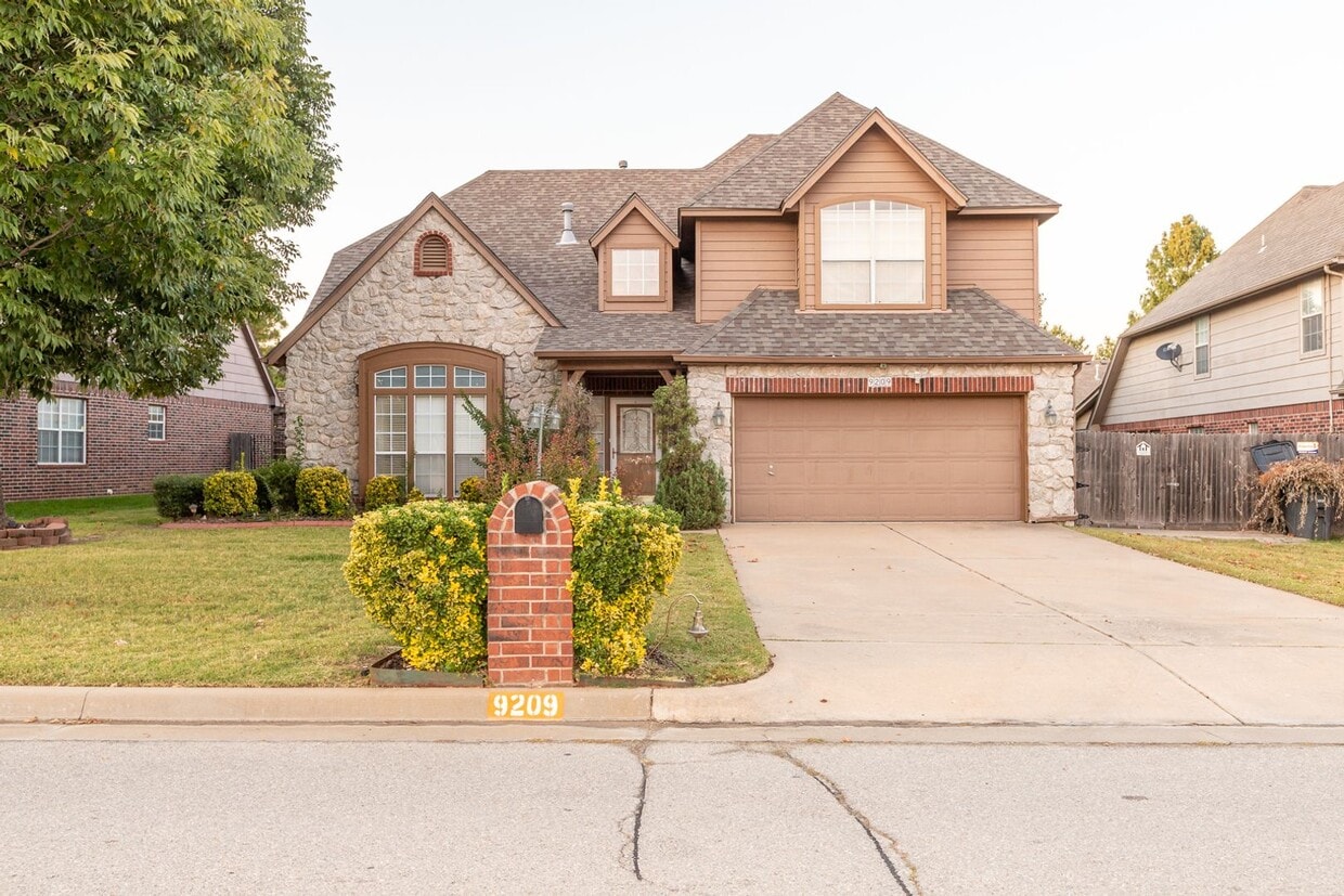 Foto principal - 5 Bed / 2.5 Bath in South Tulsa!