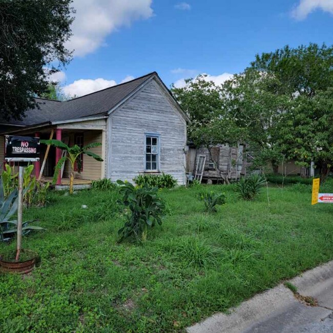 1302 N Harrison St, Beeville, TX 78102 House for Rent in Beeville, TX