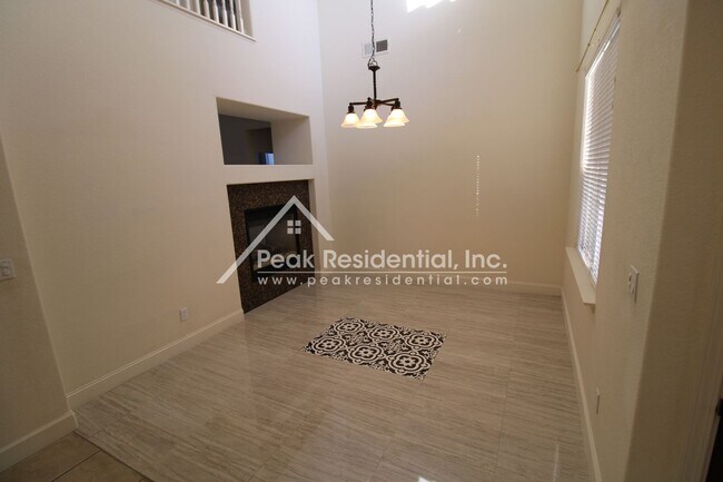 Building Photo - Spacious Sun Park Village 5bd/3ba Home wit...