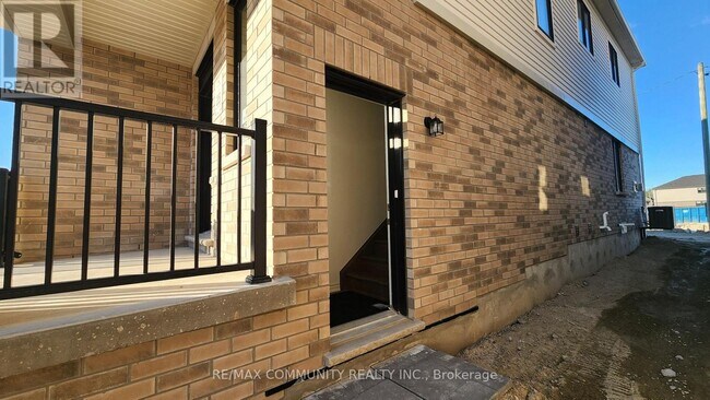 Building Photo - 58 Brent Cres