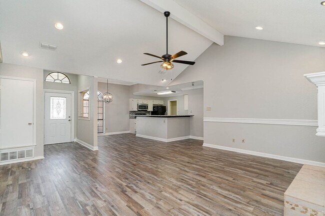Foto del edificio - Charming 3BD Home with Spacious Living Are...
