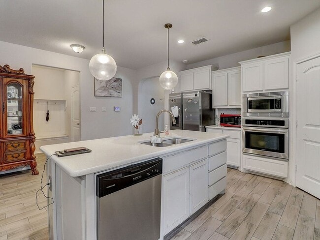 Building Photo - Fully Furnished 4-Bedroom Single Family Ho...