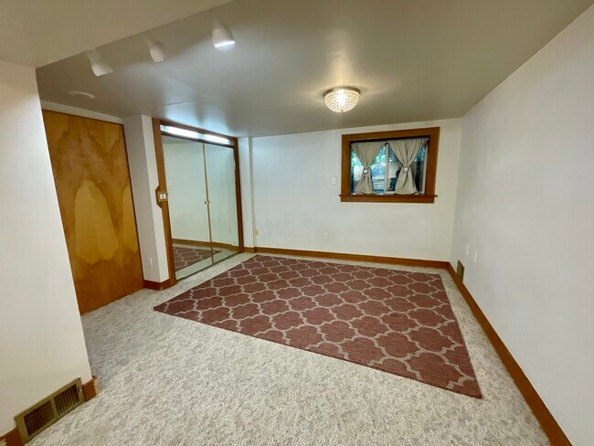 Sala de estar - 7721 17th Ave NE