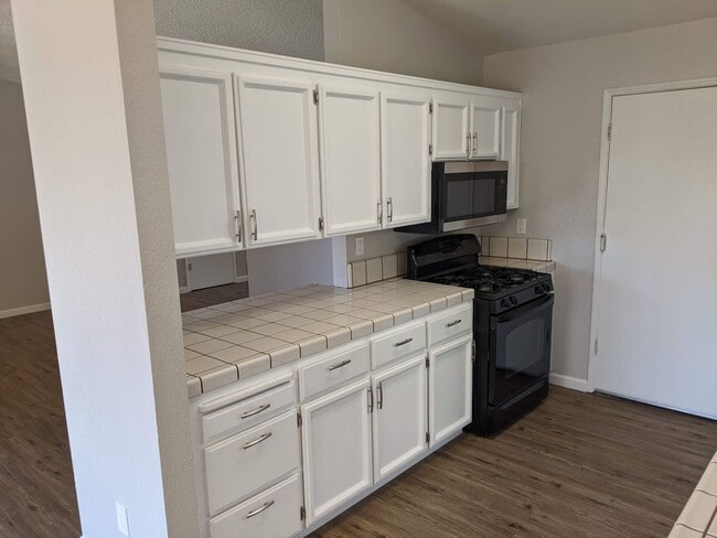 Foto del edificio - Nice 3 bedroom home, recently updated offe...