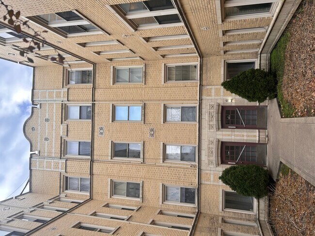 Building Photo - 6310 N Leavitt St