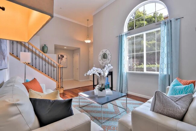 Building Photo - Beautiful Well Maintained 3 Bedroom 2.5 Bath Santa Clara Townhome