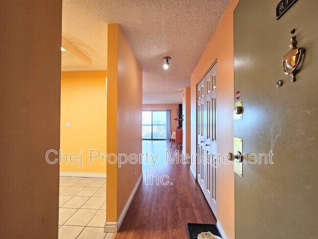 Photo du bâtiment - 11027-11087 87 Ave NW