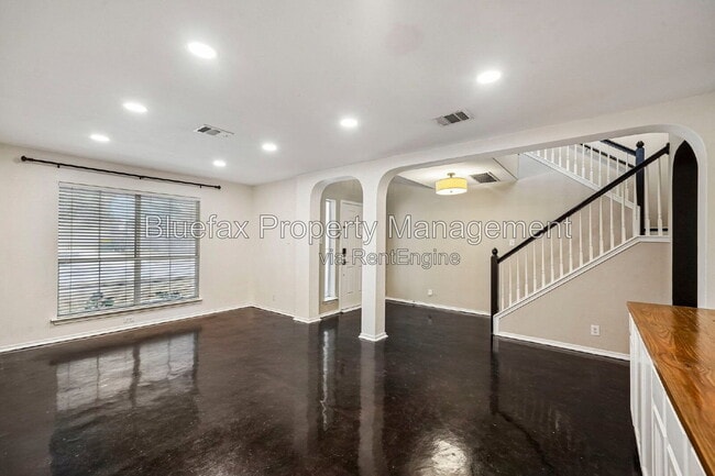 Building Photo - 315 Hollow Grove