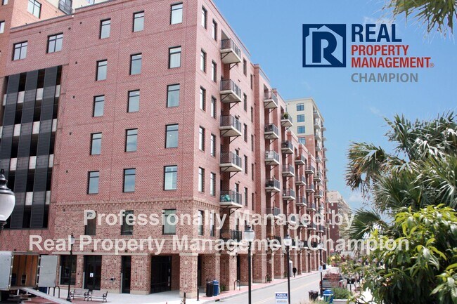 Building Photo - Luxury Condo with Water Views in Heart of ...