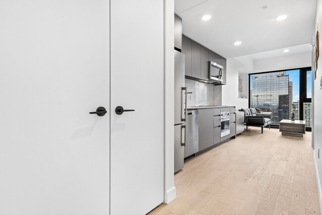 Building Photo - 1210 Rue Jeanne-Mance