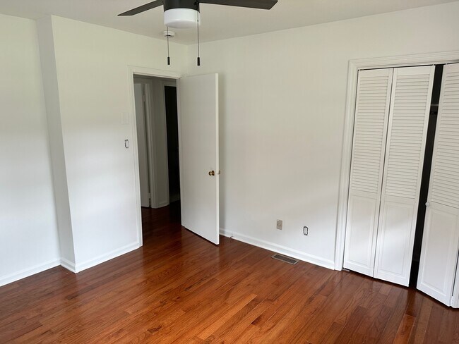 Foto del edificio - 1240 Longview Dr