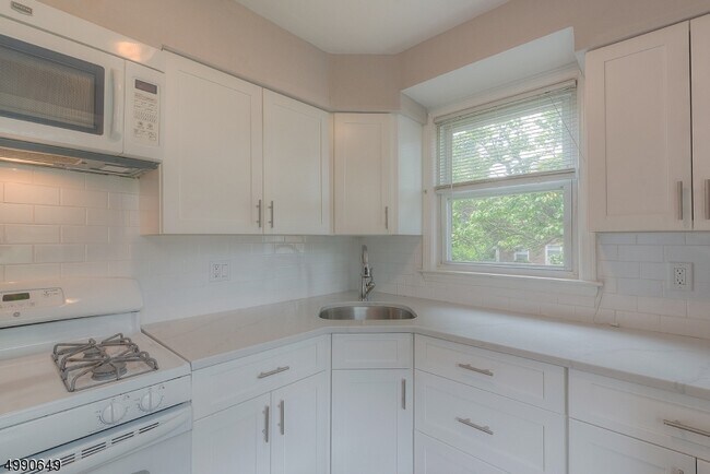 Foto del edificio - 349 Bloomfield Ave