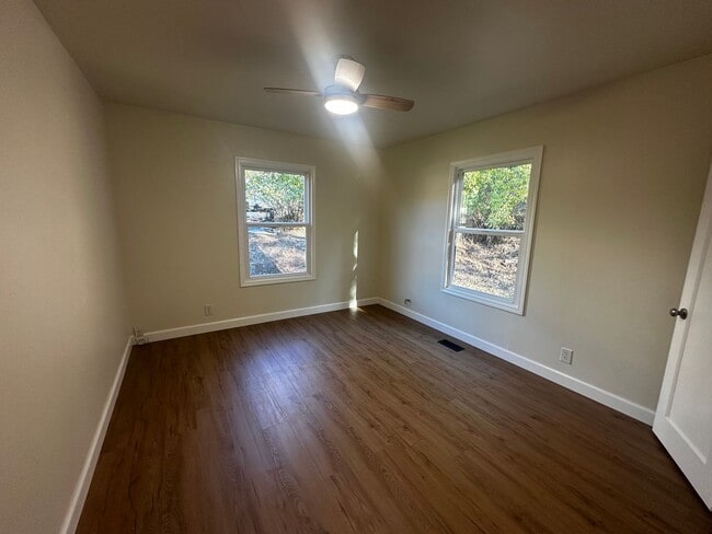 Foto del edificio - Cozy three-bedroom 1 bath house with small...