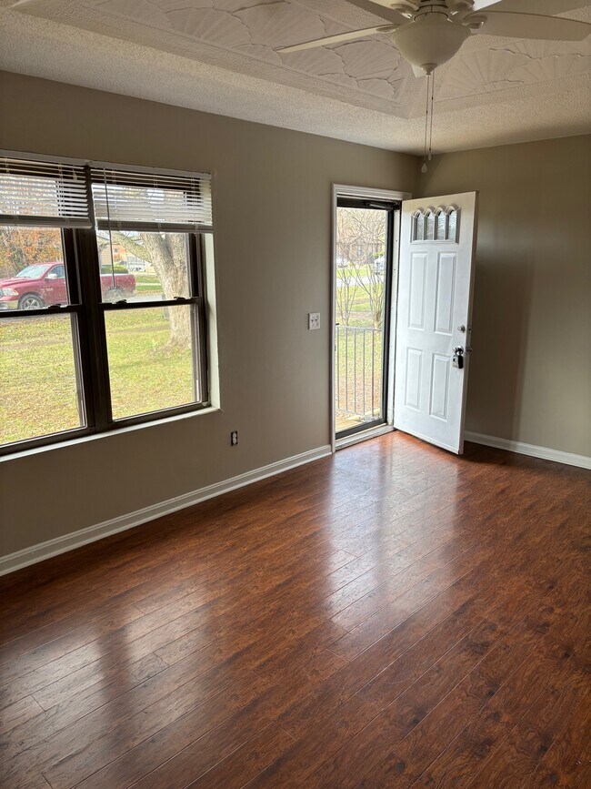 Building Photo - 133 Valley View Dr