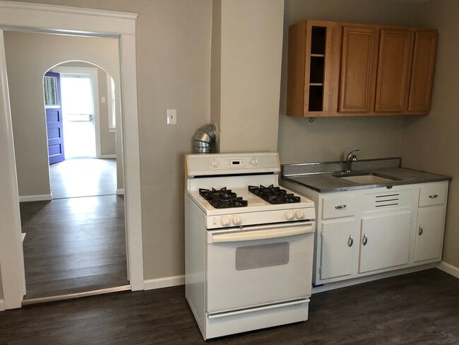Kitchen - 1589 E 32nd St