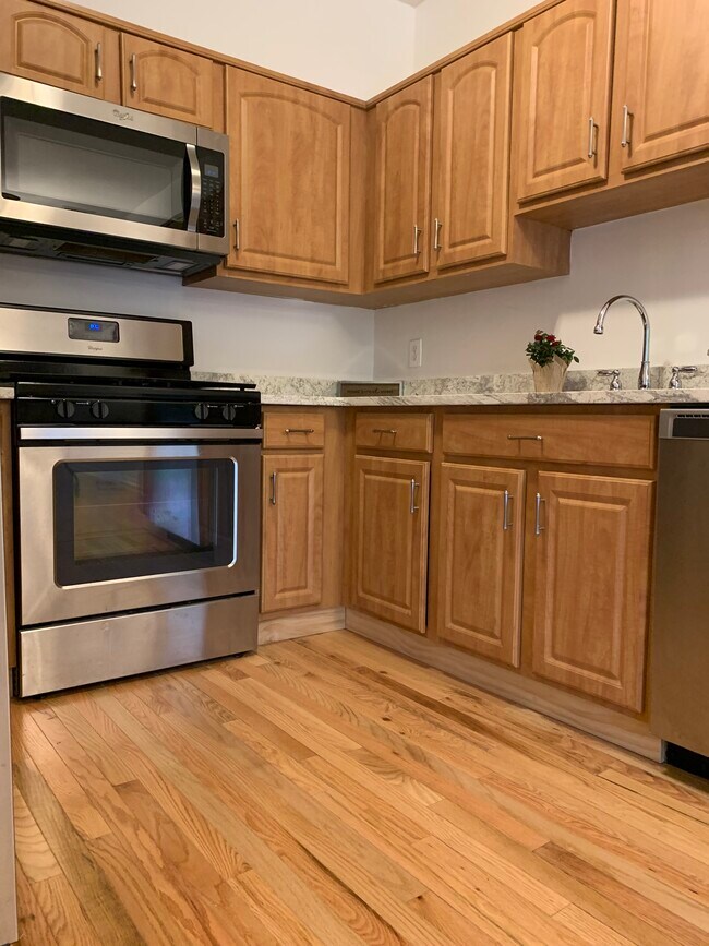 Kitchen - 54E Ridgedale Ave