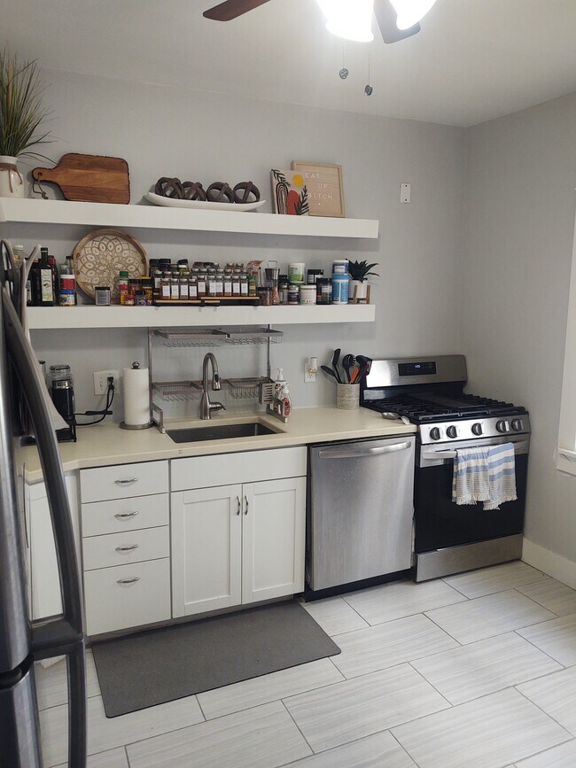 Kitchen 2 - 30 Traymore St