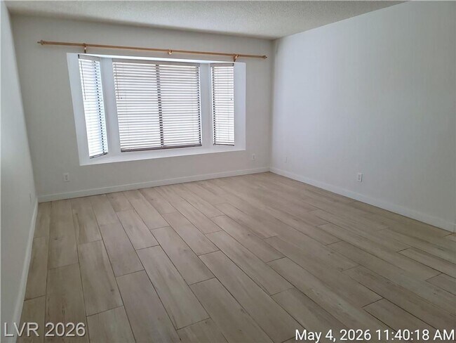 Foto del edificio - The Lakes Home with No Carpet, Fireplace & Covered Patio