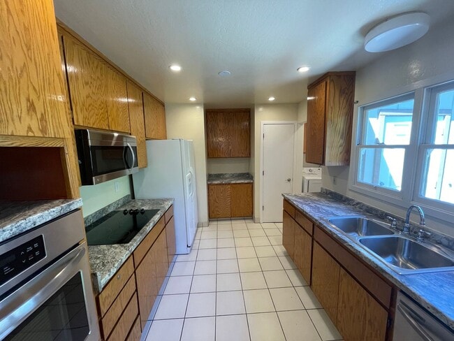 Building Photo - 3 Bed 2 Bath Single Family Home In Concord