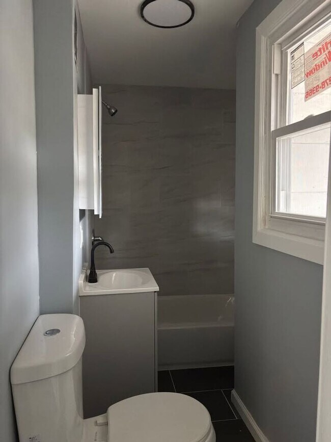 Building Photo - 33 Butler St