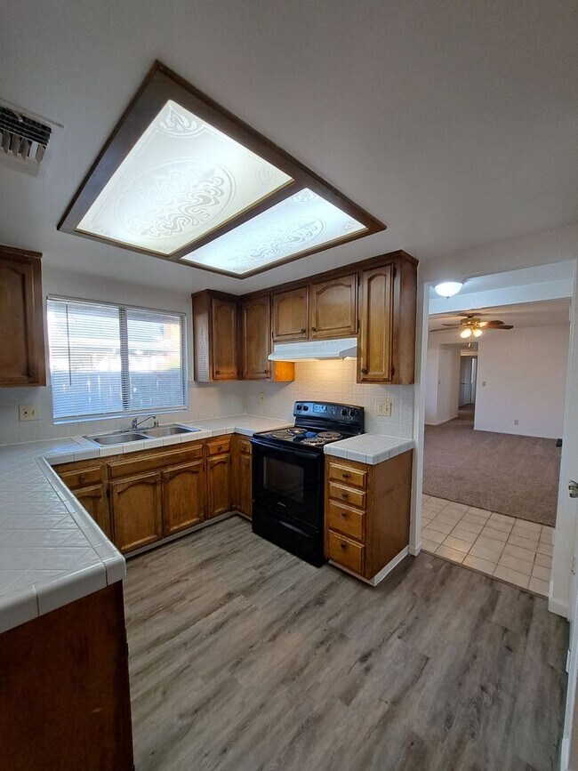 Foto del edificio - Spacious 3-Bedroom Home Steps from Addams ...