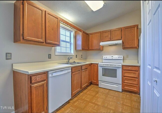 Foto del edificio - Split foyer 3 bedroom home in quiet area with bonus room, large yard, 2-car garage $2000