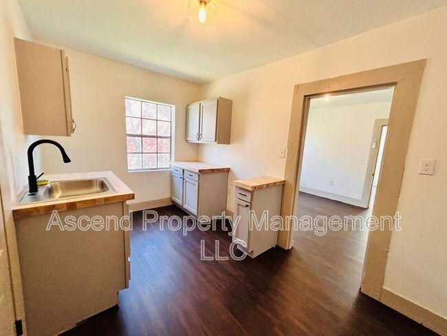 Building Photo - 727 Henderson Ave