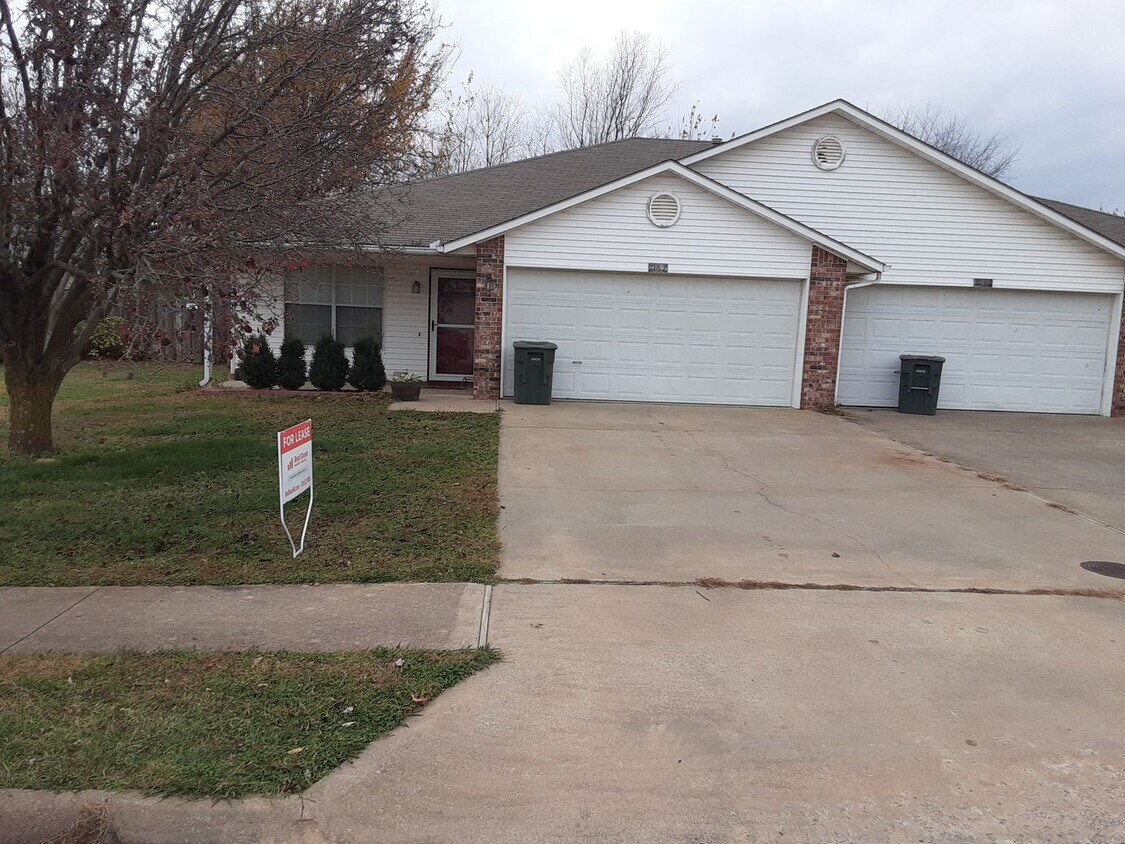 Primary Photo - Great Townhouse in West Fayetteville