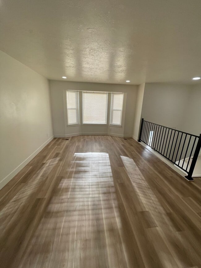 Foto del edificio - 3-Bedroom Twin Home with Private Backyard