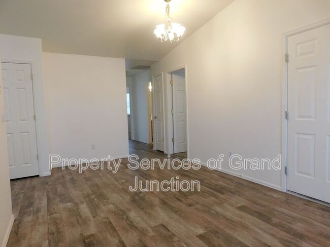 Building Photo - 657 Springbrook Dr