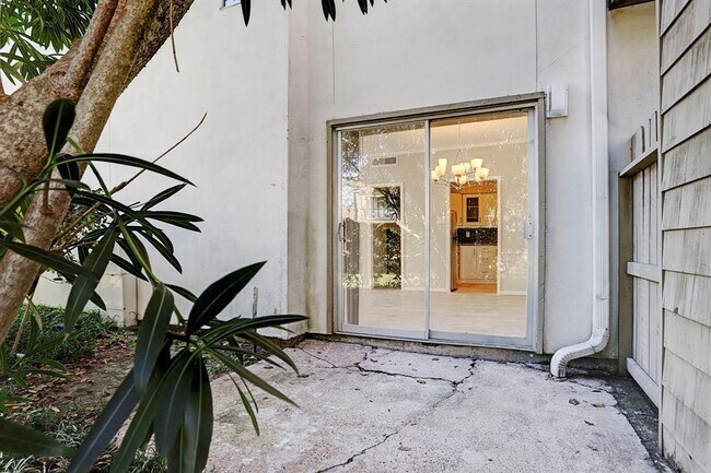 Building Photo - 2100 Tanglewilde St