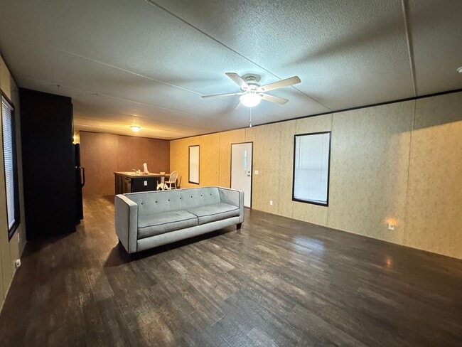 Building Photo - 3 Bed 2 Bath Mobile Home