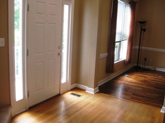 Building Photo - Pre-lease now for April!