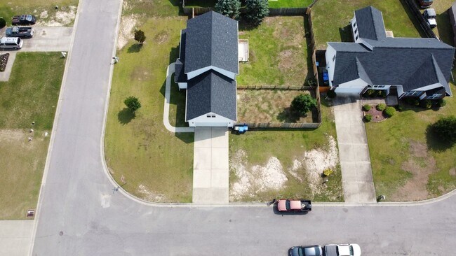 Foto del edificio - 4 Bedrooms in Sought After Neighborhood & ...