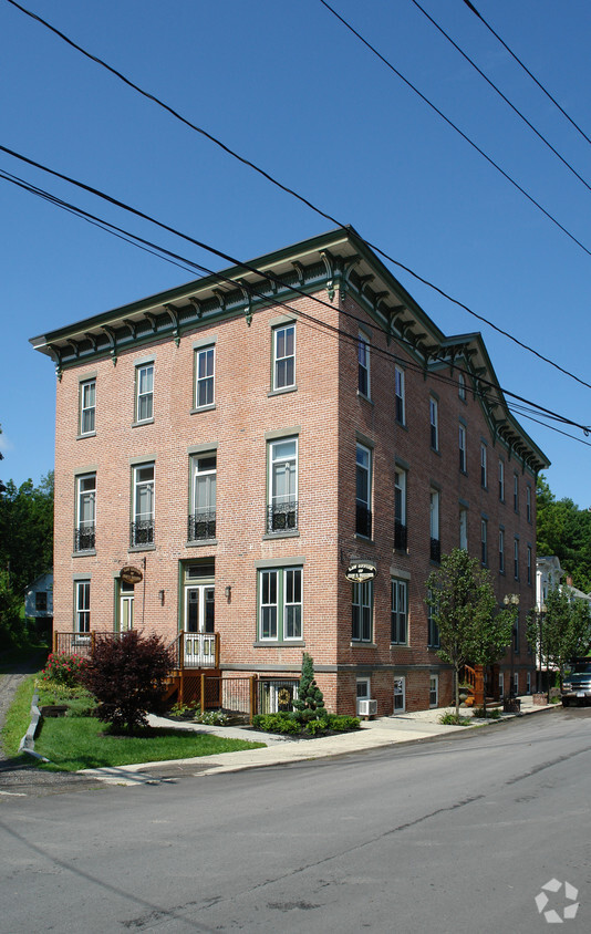 Building Photo - 10 Mansion St