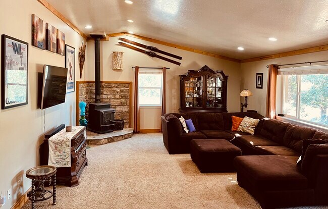 Building Photo - 6521 Snowview Dr