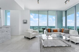 Building Photo - 900 Biscayne Blvd
