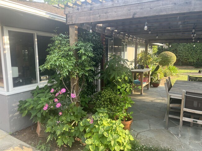 Foto del edificio - 3 br, 2 bath House - 660 Rhodes Dr