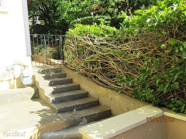 Building Photo - 600 Los Palmos Dr