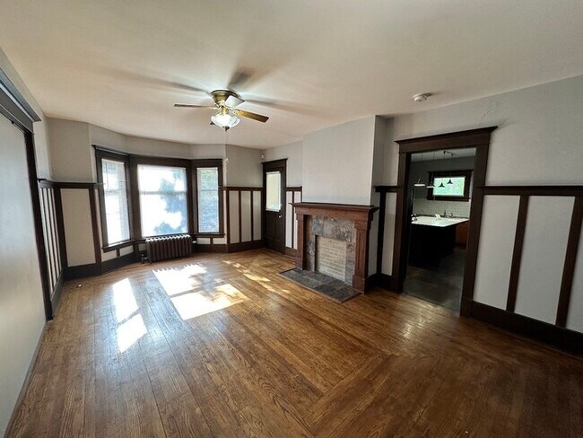 Building Photo - Kentwood 2 Bedroom 1.5 Bathroom Unit