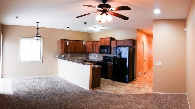 Foto del edificio - 3-Bed Duplex w Garage + Fenced Yard SPECIA...